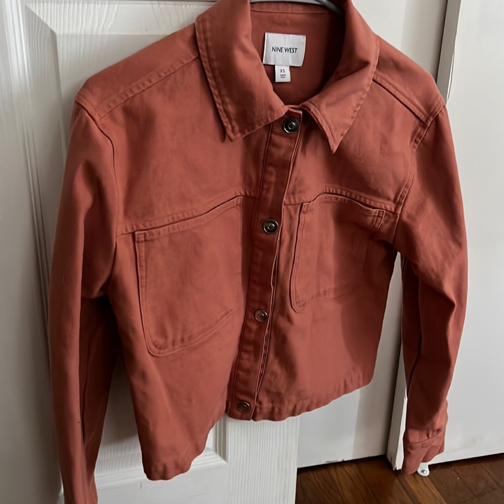 Dusty rose denim cropped Nine West jacket. Size XS.